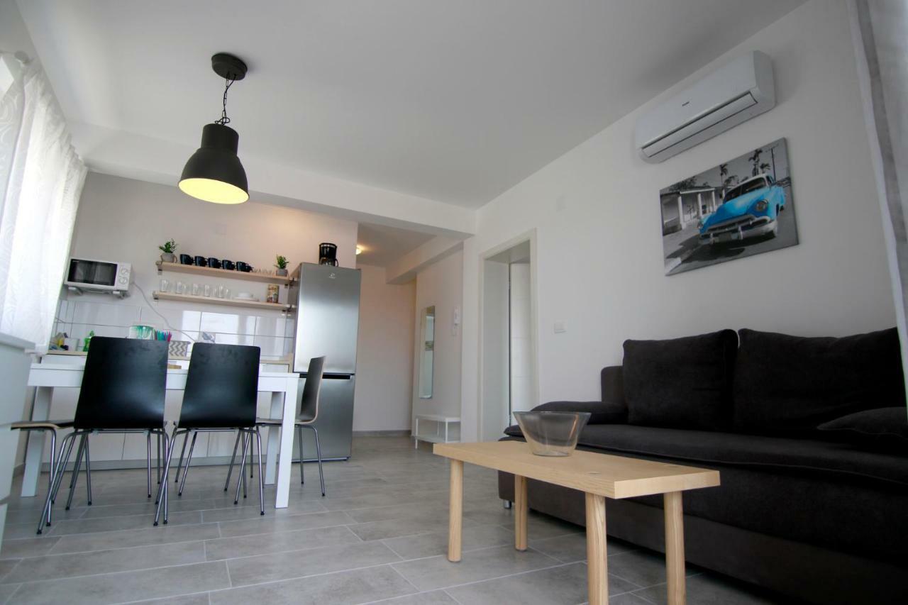 Apartments Luna Novalja Eksteriør bilde