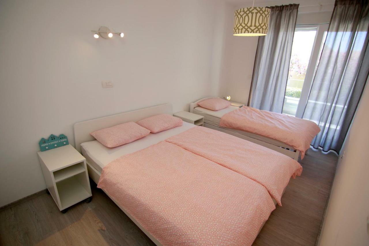 Apartments Luna Novalja Eksteriør bilde